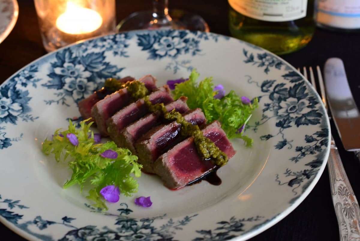 マグロのたたき風 バルサミコ＆バジルソース