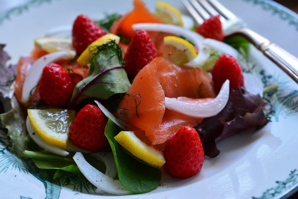 スモークサーモンとイチゴのサラダ